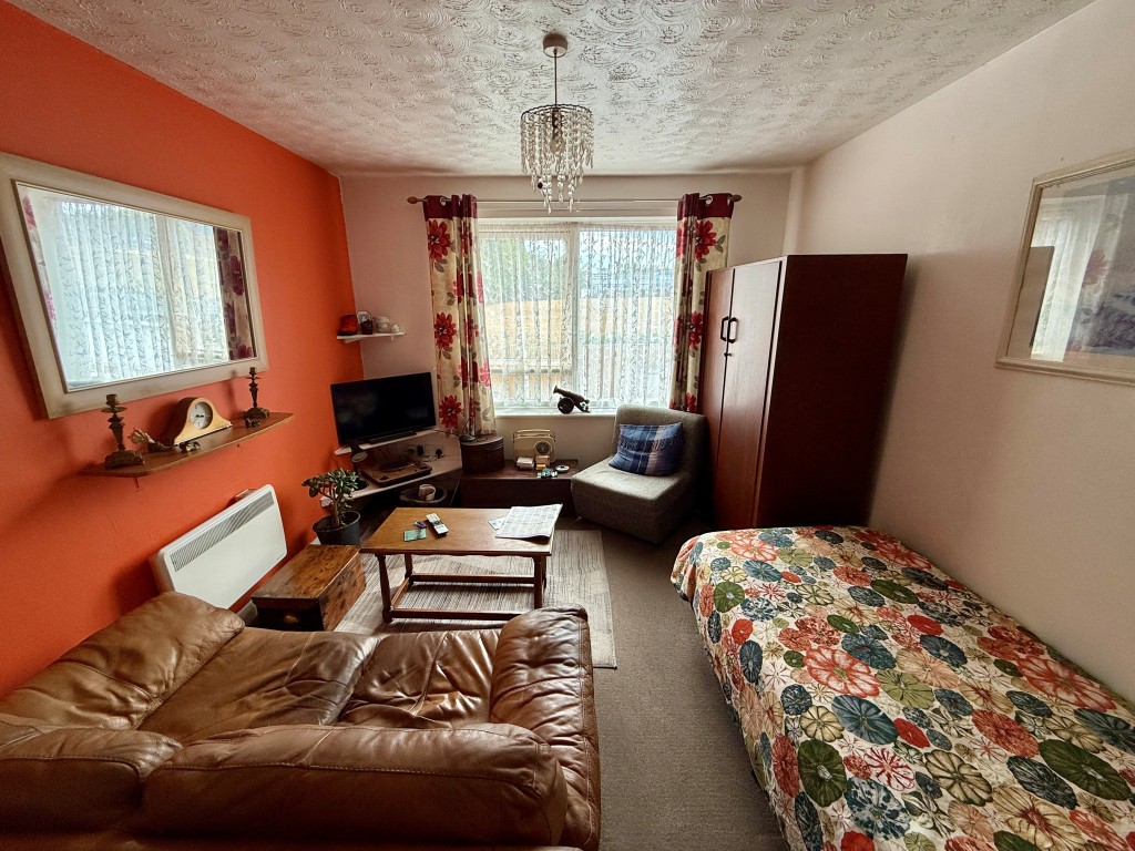 Lot: 148 - FREEHOLD BLOCK OF SIX FLATS FOR INVESTMENT - Living room/bedroom